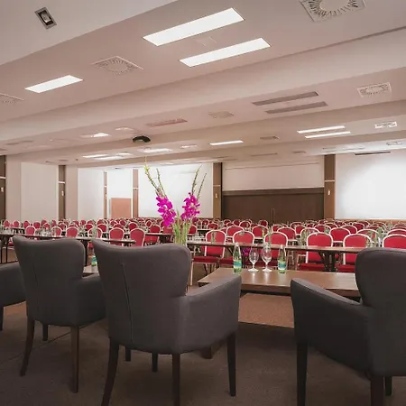 Hotel Bratislava Готель