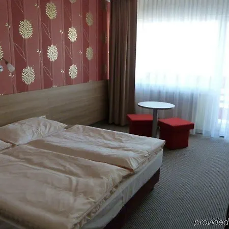 Отель Hotel Bratislava Братислава